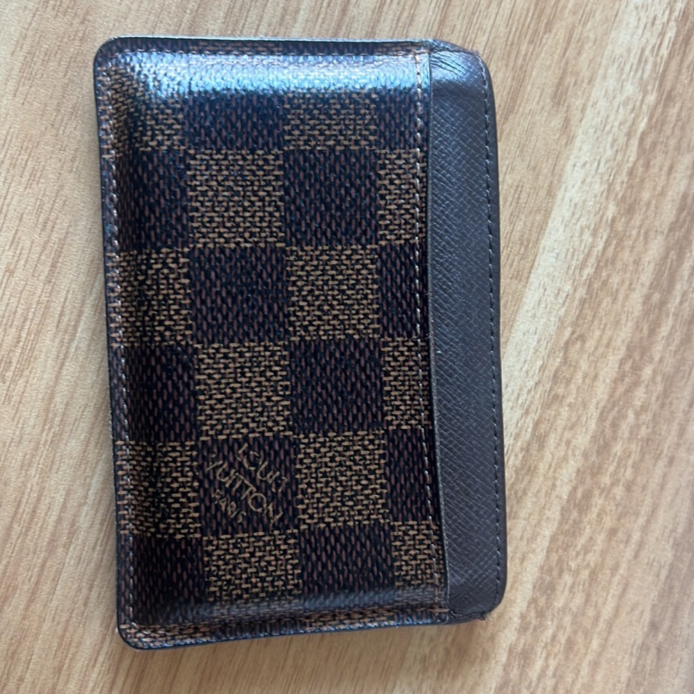 Used LV card holder in Damier canvas                     Dim: 4.3 x 2.8 x 0.2 in